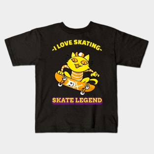 Cat loves skating Kids T-Shirt